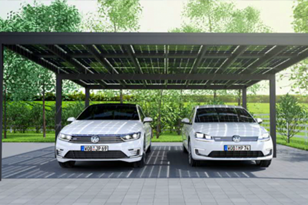 Das Solardach einer E-Terrasse ist mit Photovoltaik-Panels ausgestattet, die Sonnenlicht in elektrische Energie umwandeln.